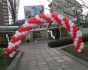 арка от балони в бял и червен цвят